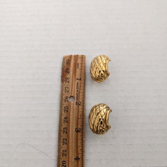 NAPIER Vintage Textured Smooth Gold Tone Screwback Clip On Earrings - Picture 10 of 11